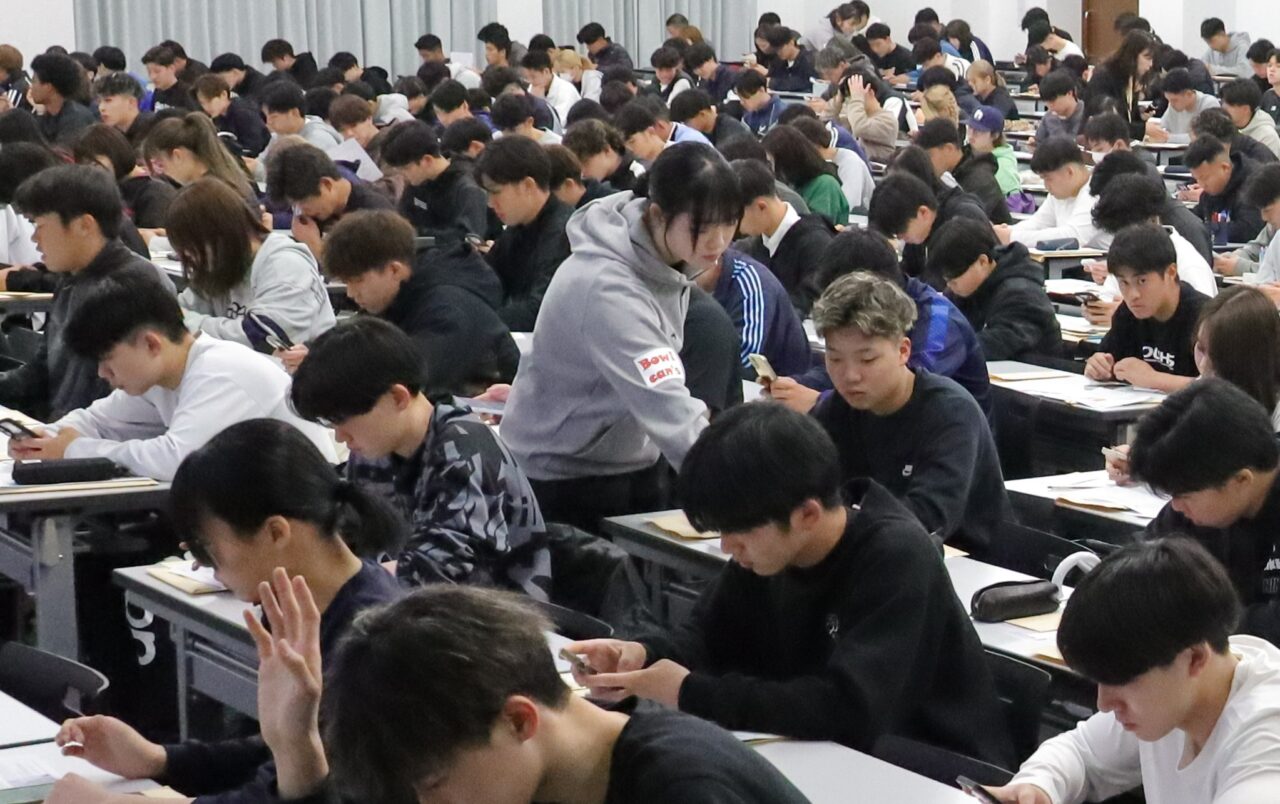 メールの設定の仕方を新入生に教えるボーキャンズの先輩