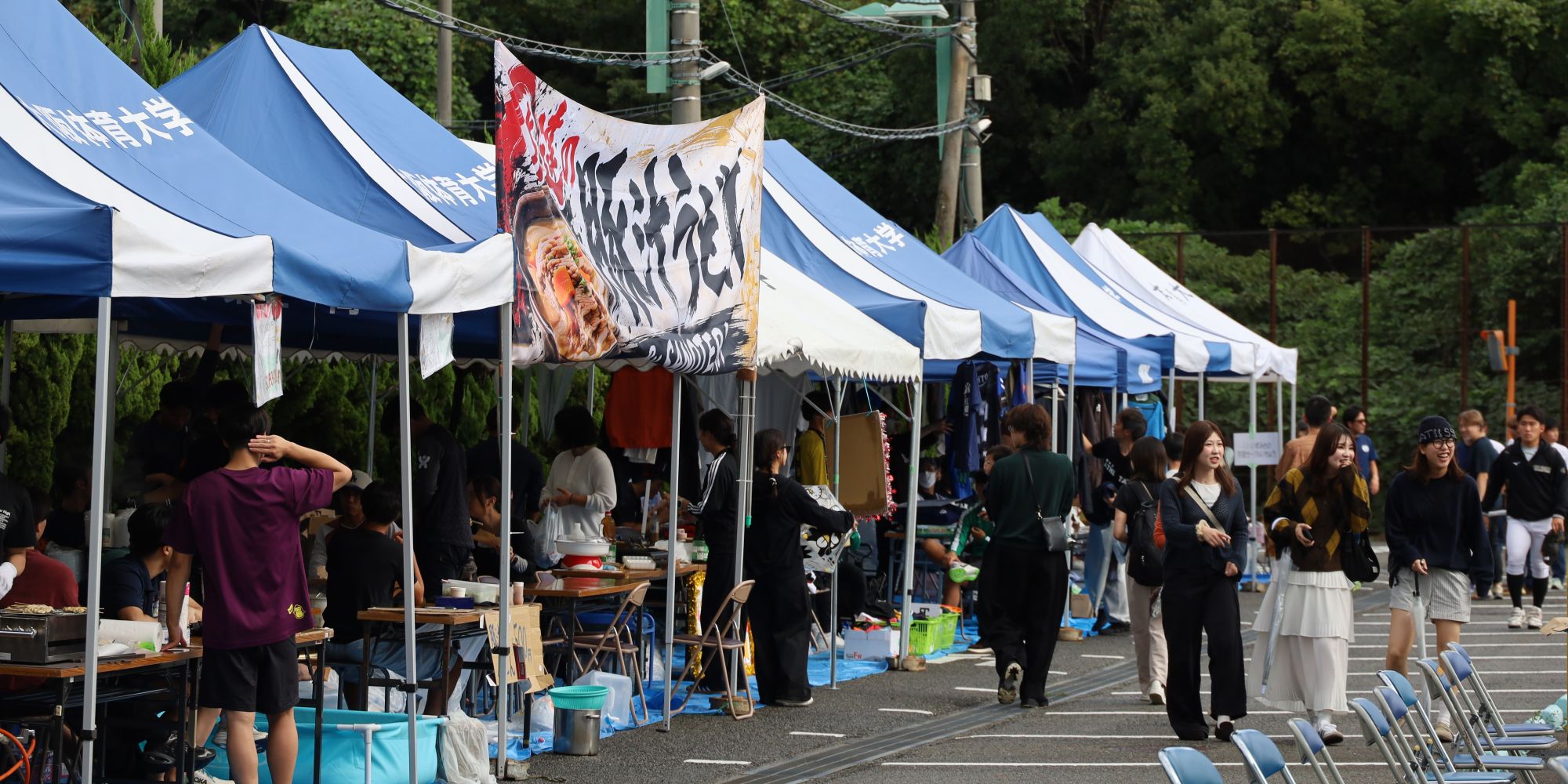 ホットドッグや豚汁うどんなど、多彩なグルメが来場者のおなかと心を満たした・大阪体育大学学園祭