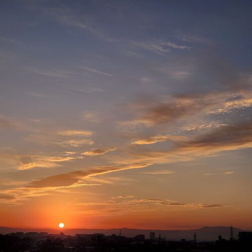 朝陽と流れる雲【木谷法子】