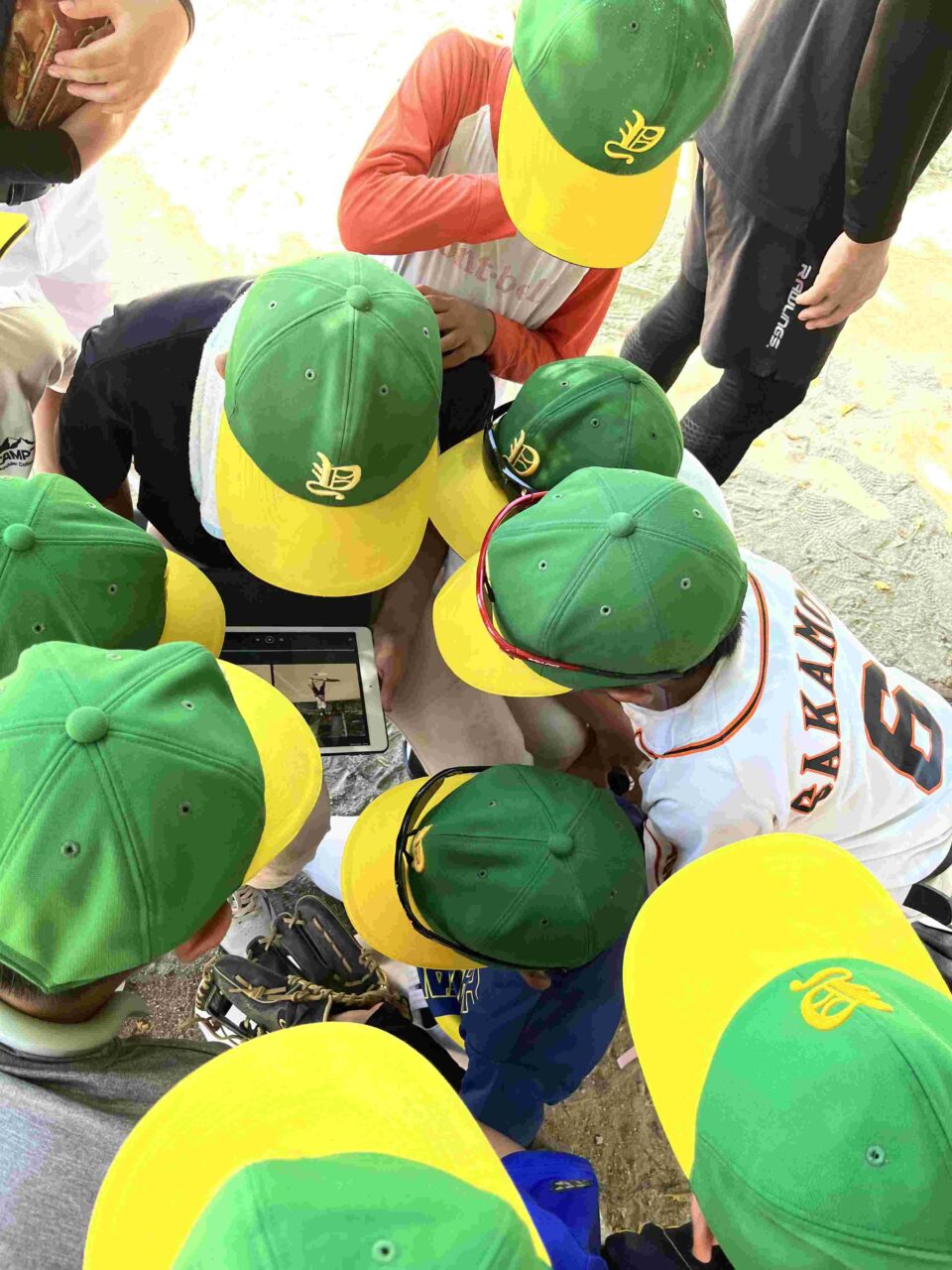 AIスマートコーチの映像を見る子どもたち
【大阪体育大学】