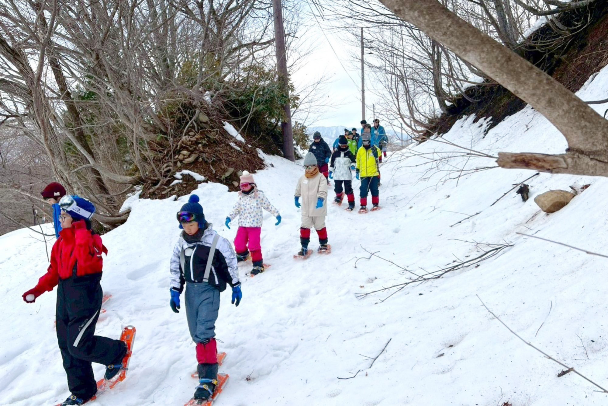 スノーシューを履いて雪山を散策