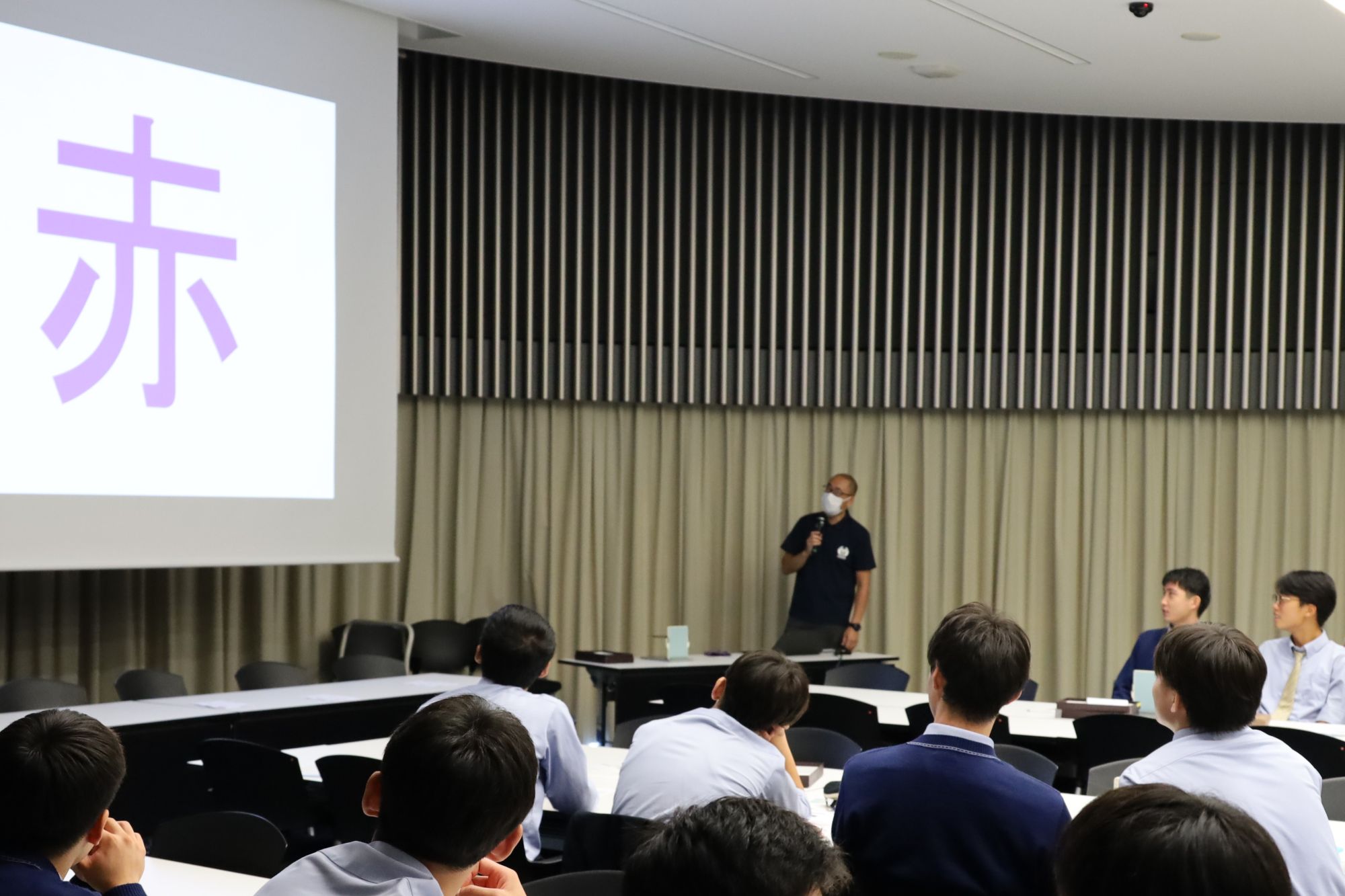 色読みゲーム　「紫」で塗られた文字「赤」を見て、瞬時に紫と答えられず、つい赤と答えてしまう