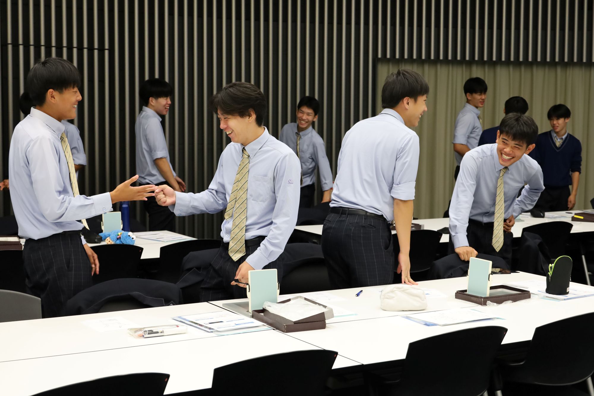 後出し負けじゃんけん　つい勝ちの手を出してしまい、負けの手を出すには数秒考えてしまう