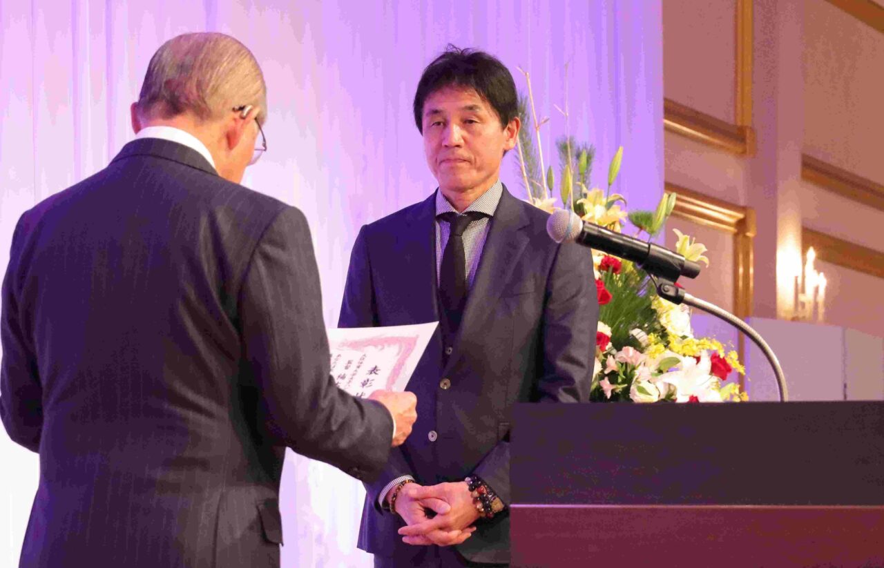 橋本会長から楠本監督に表彰状が贈られた 【大阪体育大学】