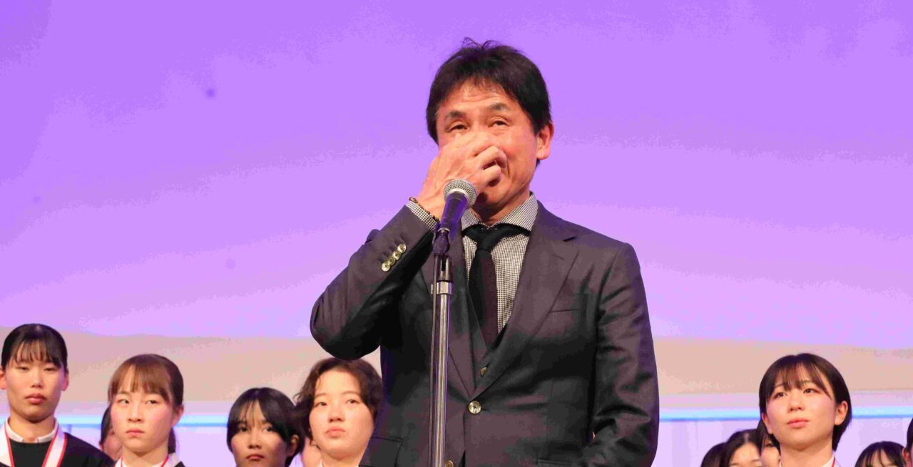 目頭を押さえる楠本監督 【大阪体育大学】