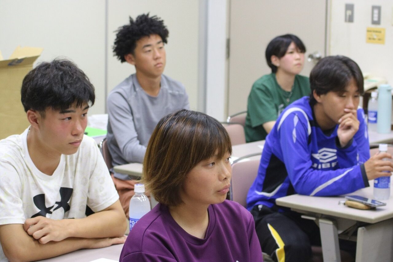 夜、宿舎で作業を通して感じたことを話し合った