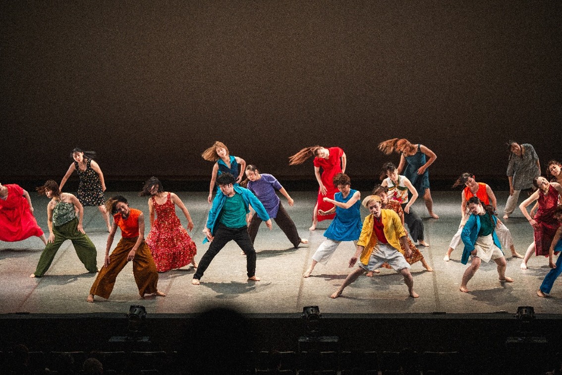 問題：このダンスは何を表現しているでしょうか。
（ダンス：大阪体育大学ダンス部：写真 800クリエイターズ）
