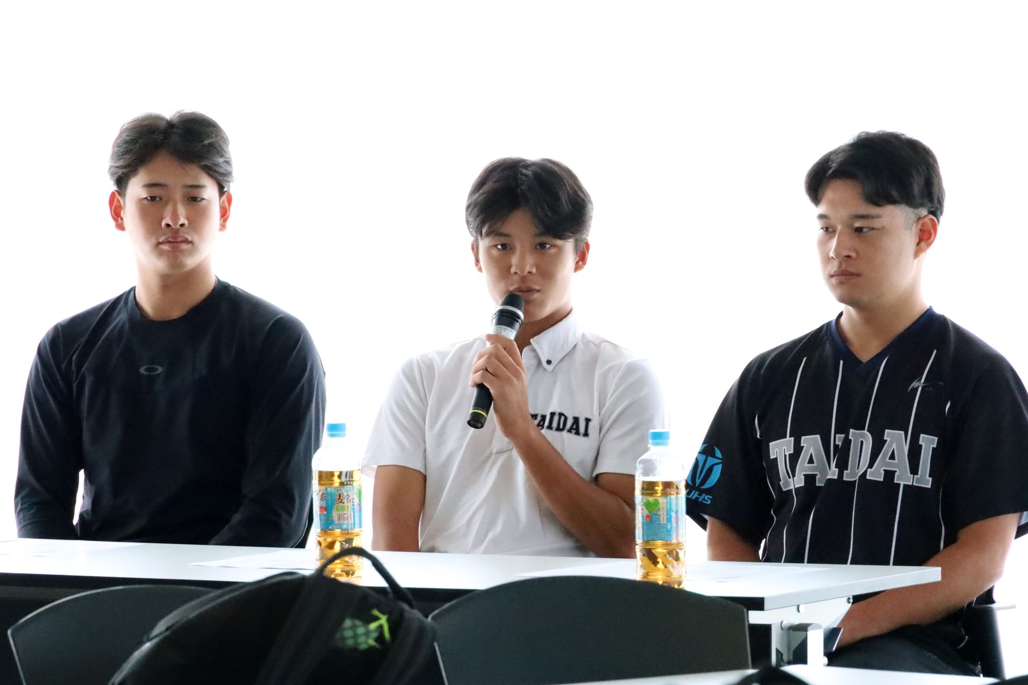 左から、渡邊陽軌さん（スポーツ科学部3年・硬式野球部男子）、小川輝さん（教育学部3年・硬式野球部男子）、鈴木大空さん（スポーツ科学部3年・硬式野球部男子）