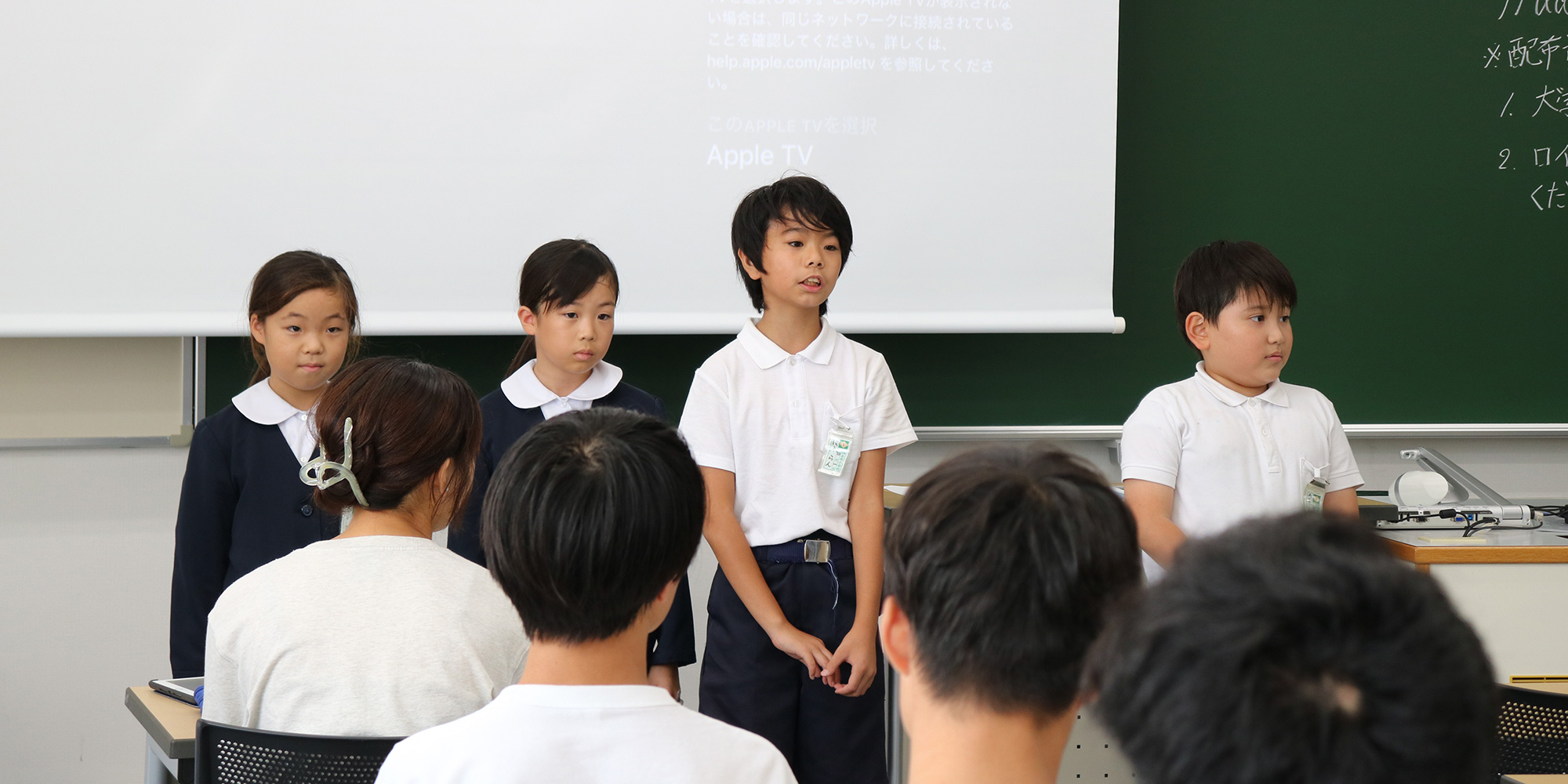 児童から学生にプロジェクトの内容を説明