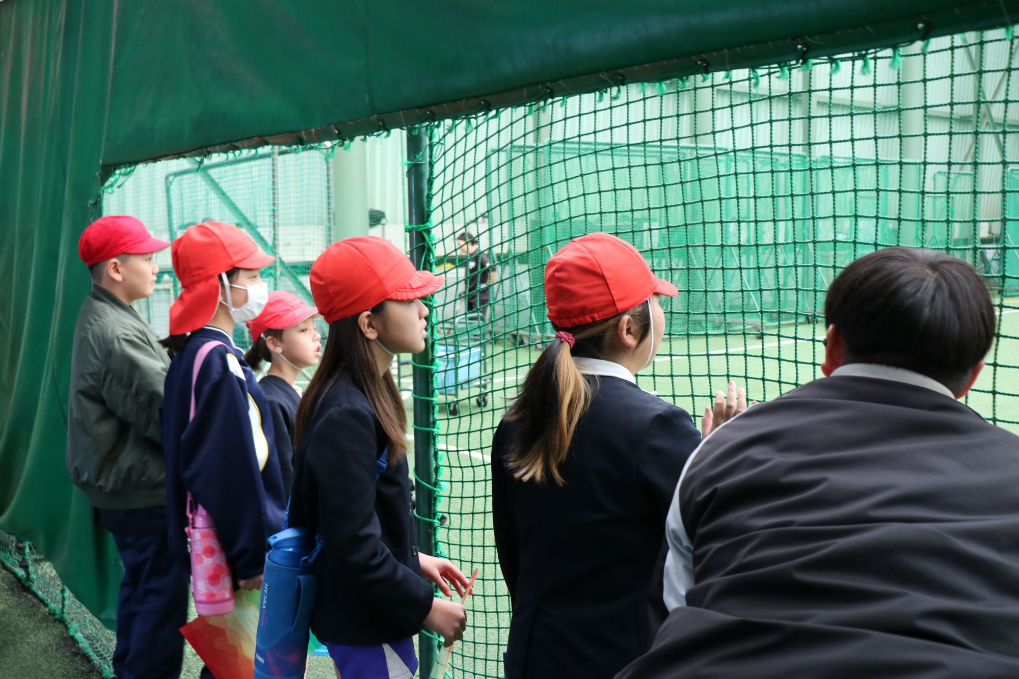 大学野球屈指の広さを誇る屋内野球練習場を見学