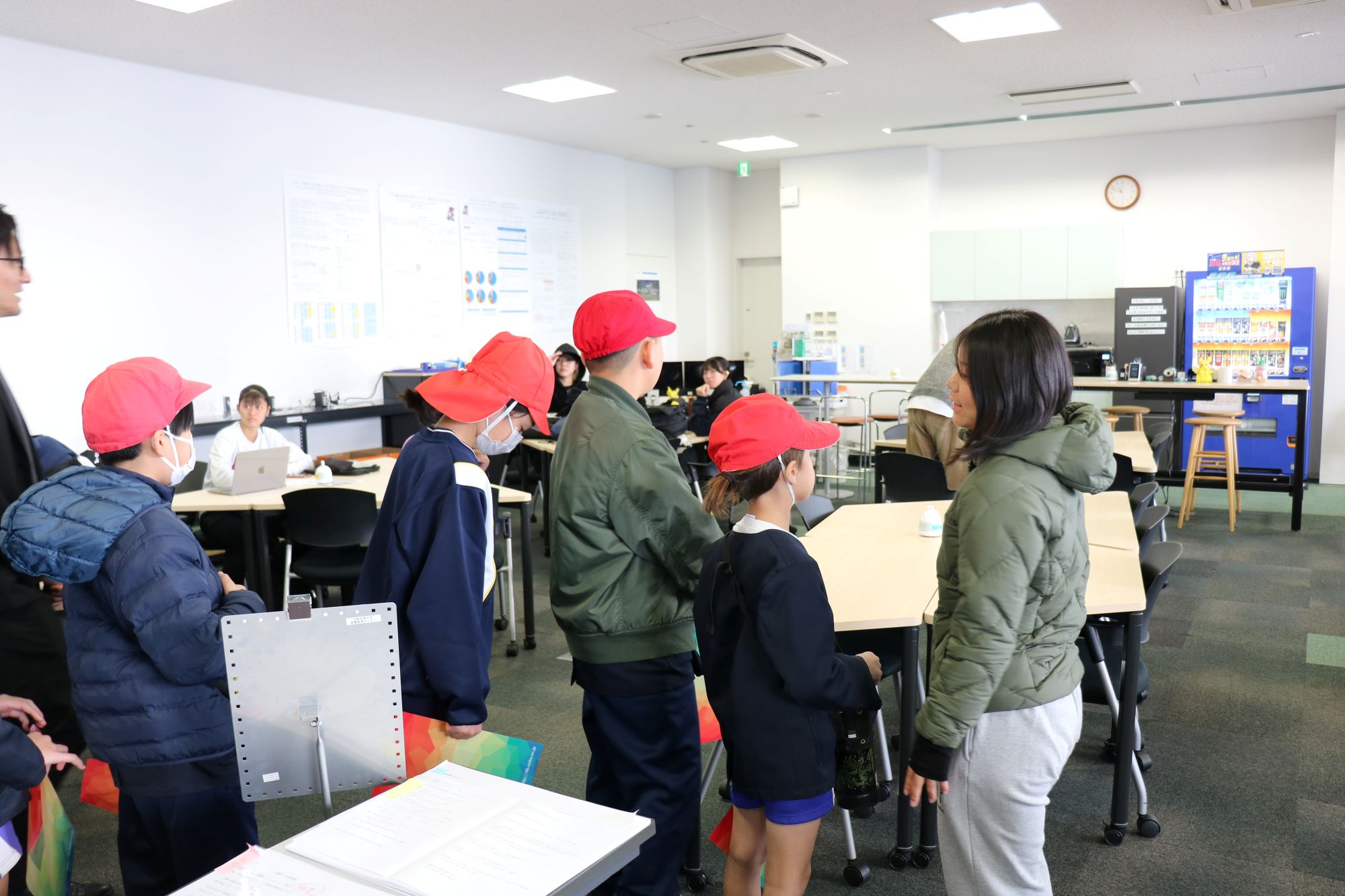 学習のサポートをするチューターが常駐しているラーニングコモンズ（学習支援室）を見学