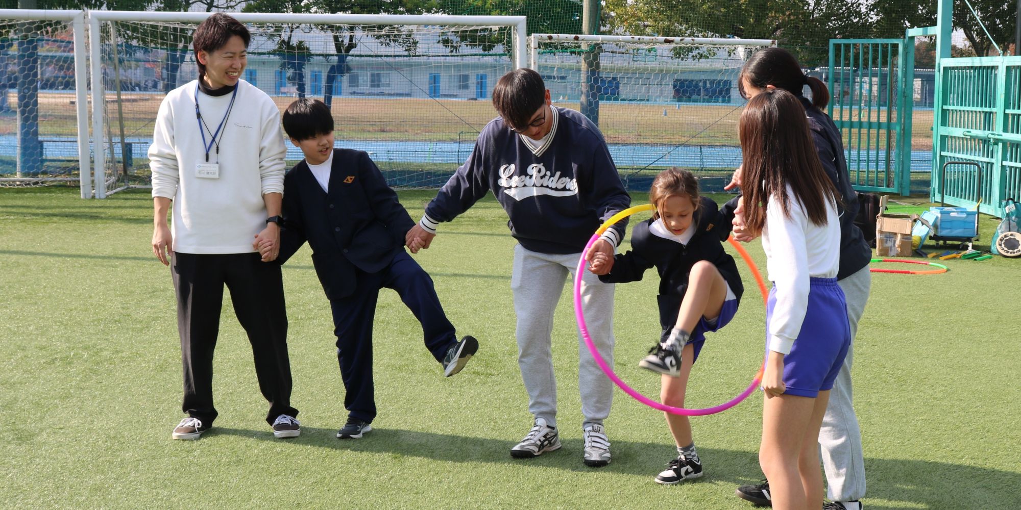 順に輪をくぐっていく児童