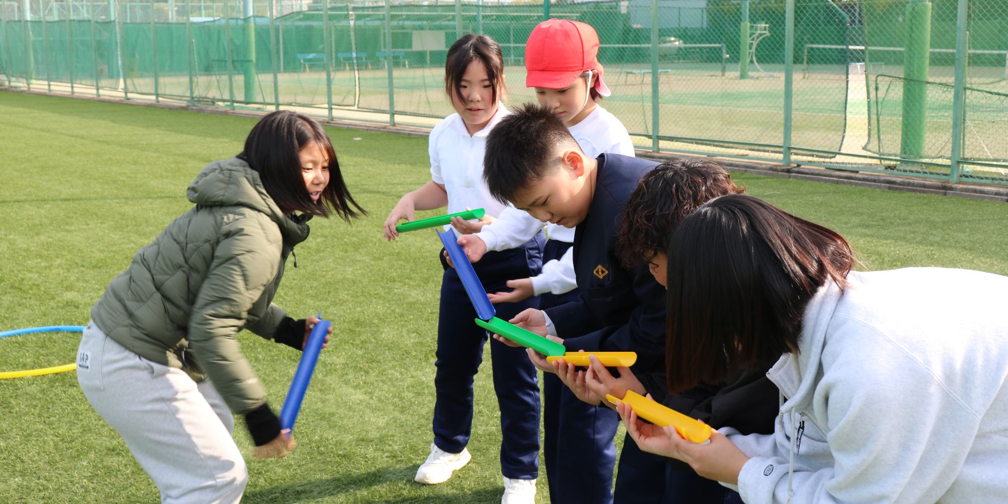 真剣にボールを転がす児童