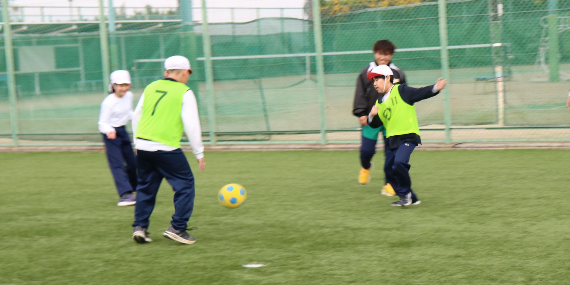 グループ対抗でフットサルを楽しむ児童