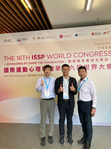 張育愷(チャン・ユカイ)教授(中央)と 【大阪体育大学】