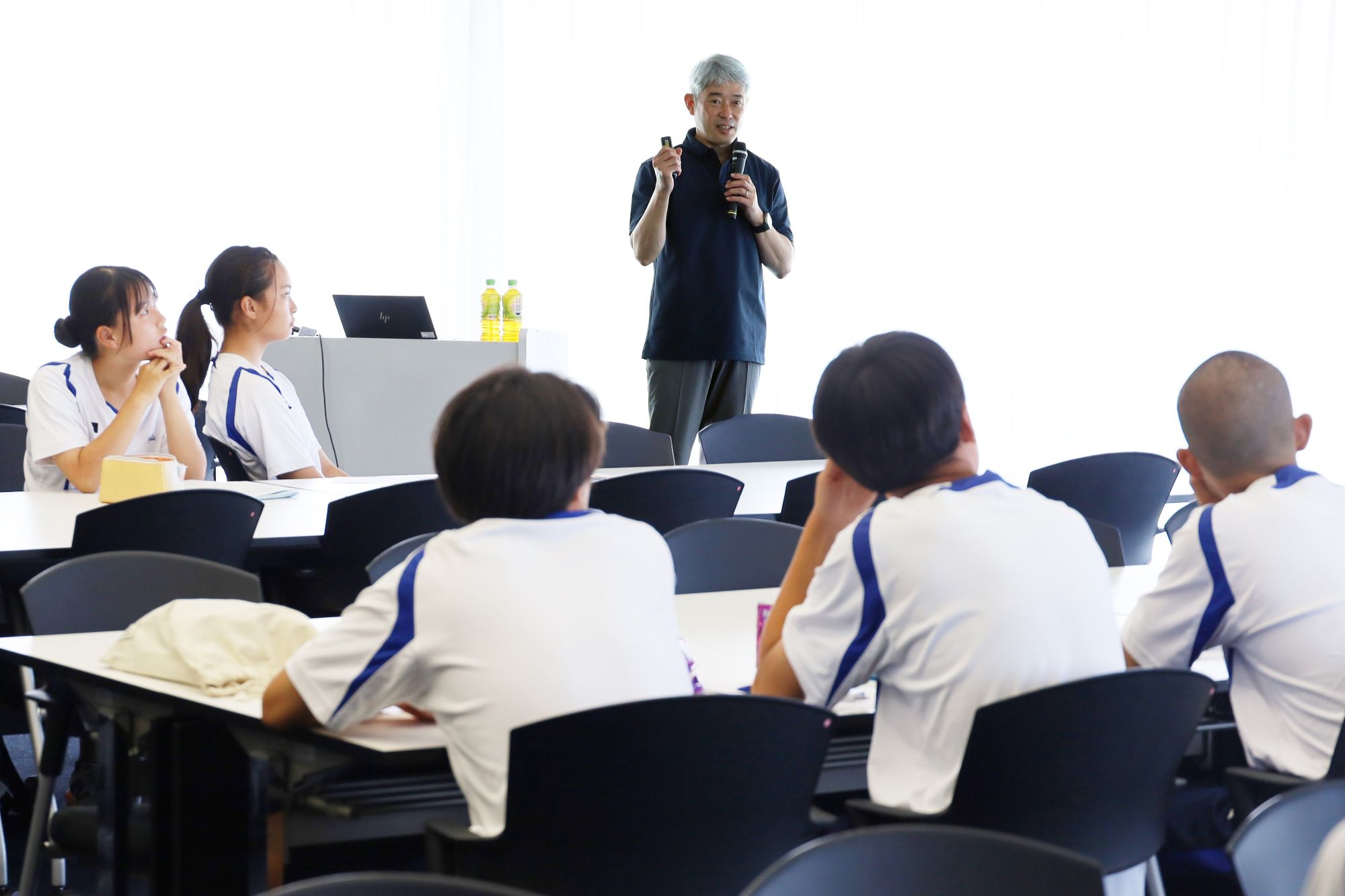 スポーツ科学部長の三島教授による模擬授業 高校生たちは真剣に聴き入る