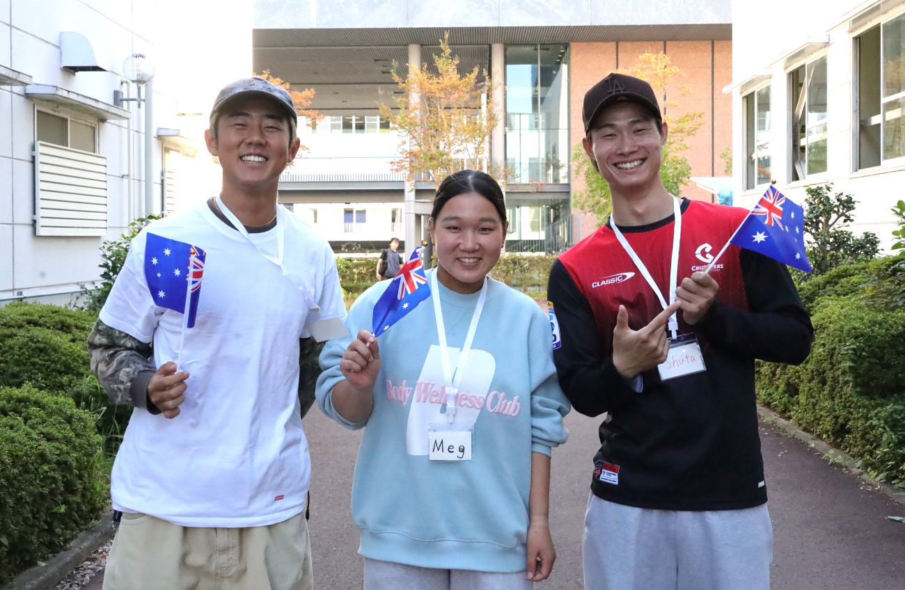 ガイド役を務めた、左から小堀慎之介さん（スポーツ科学部３年、大阪体育大学浪商高校）、嶺岸恵さん（同、宮崎日本大学高校）、金田珠太（しゅうた）さん（同、兵庫・社高校）。小堀さんはオーストラリアに留学。嶺岸さん、金田さんはニュージーランドに短期留学していた
【大阪体育大学】