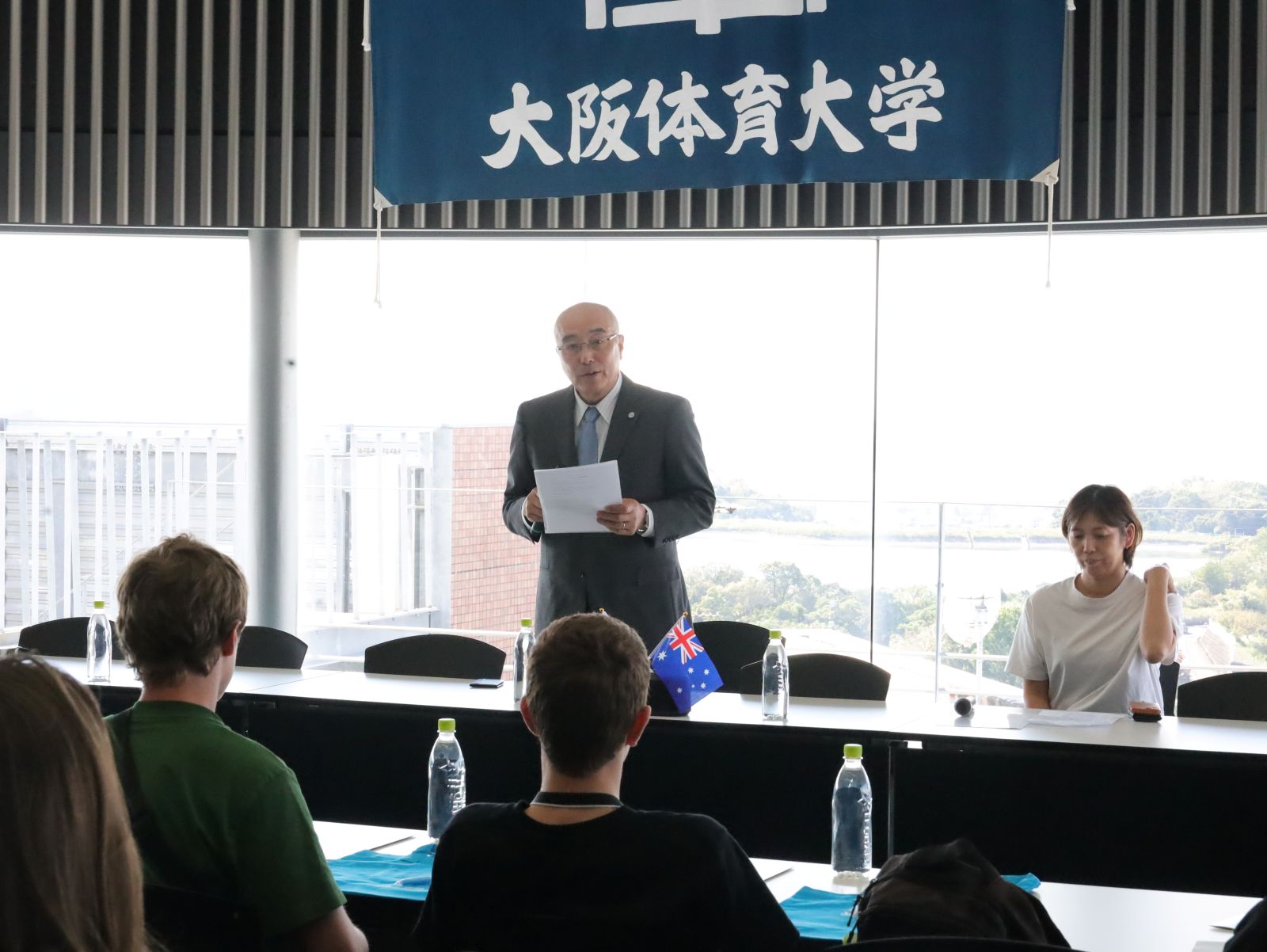 歓迎のあいさつを述べる神﨑浩学長
【大阪体育大学】