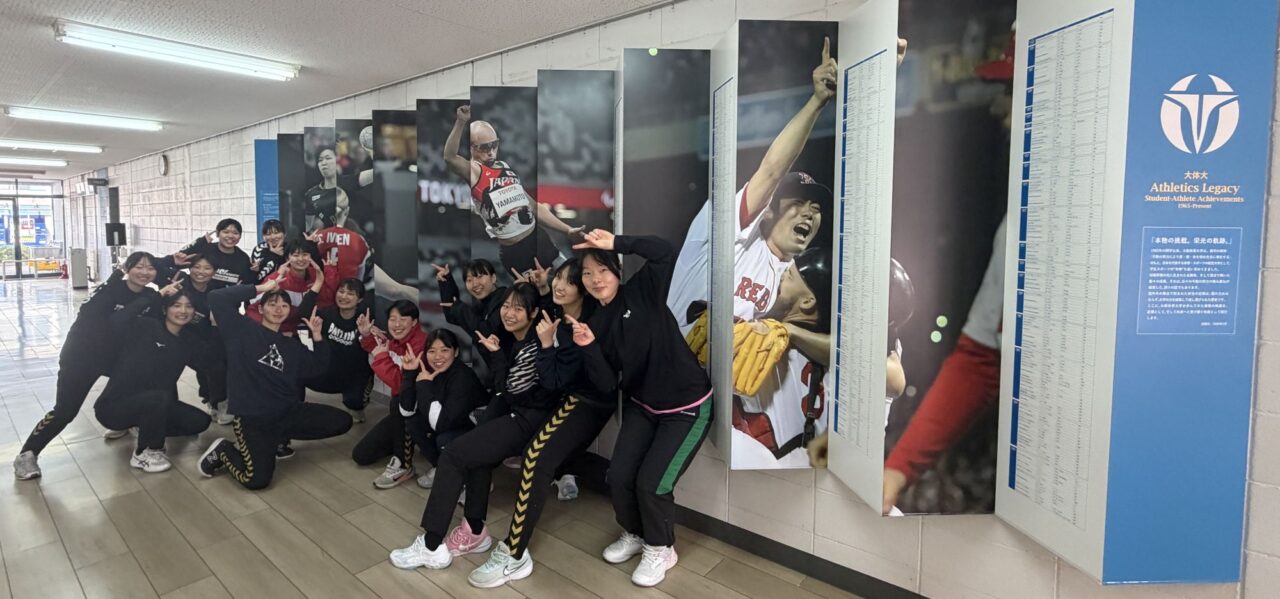 中央棟側から見た大体大Athletics Legacy。躍動感あふれるアスリート・ウォールが出迎える 【大阪体育大学】
