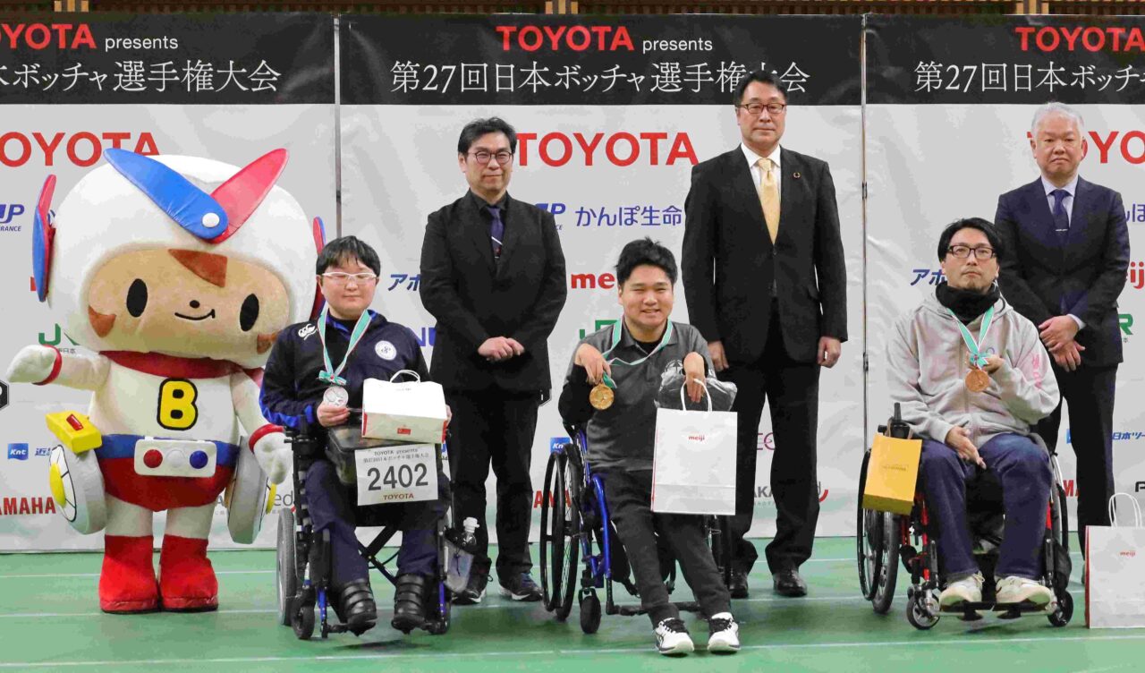 表彰式。大会は2022年度から「TOYOTA presents」として開催され、かんぽ生命保険、明治ホールディングス、花王、ＮＥＣ、ＪＲ東日本、イオン、ヤマハ発動機など多数の企業が協賛する 【大阪体育大学】