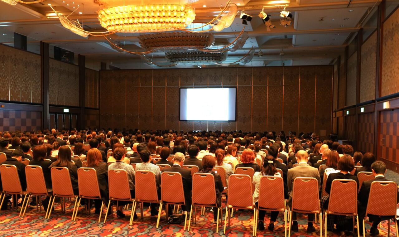 ご家族・関係者の方はホテルの別会場で式典のライブ中継を見守った 【大阪体育大学】