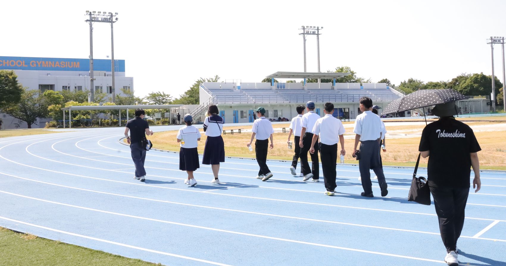 陸上競技場を見学する生徒ら
【大阪体育大学】