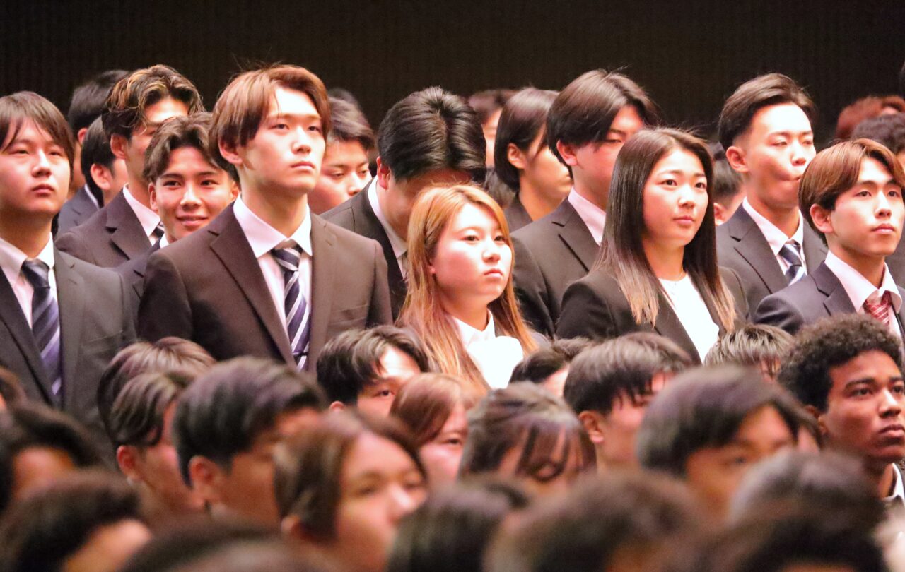 大学院、両学部の入学生は１人ずつ氏名を読み上げられ、起立した 【大阪体育大学】