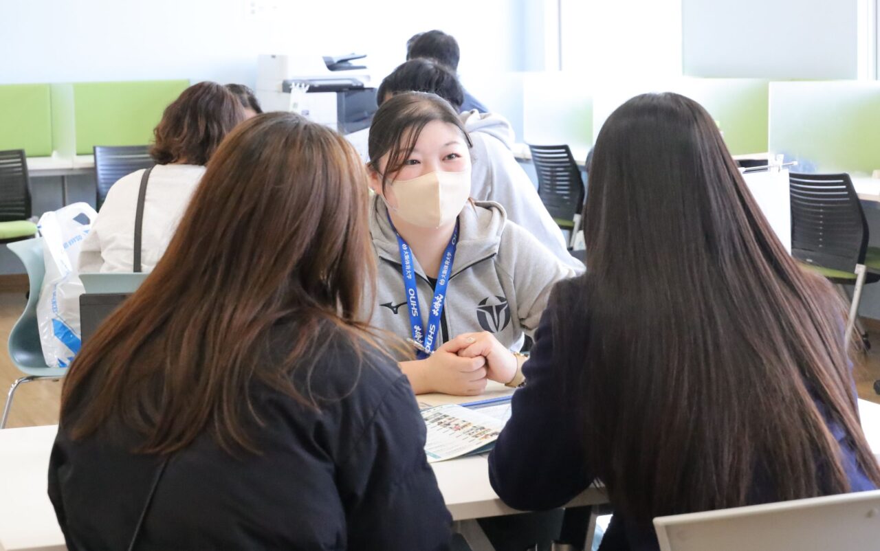 個別相談コーナーでは、入試、就職、コースの学び、資格など幅広いテーマの質問に居委職員が答えた