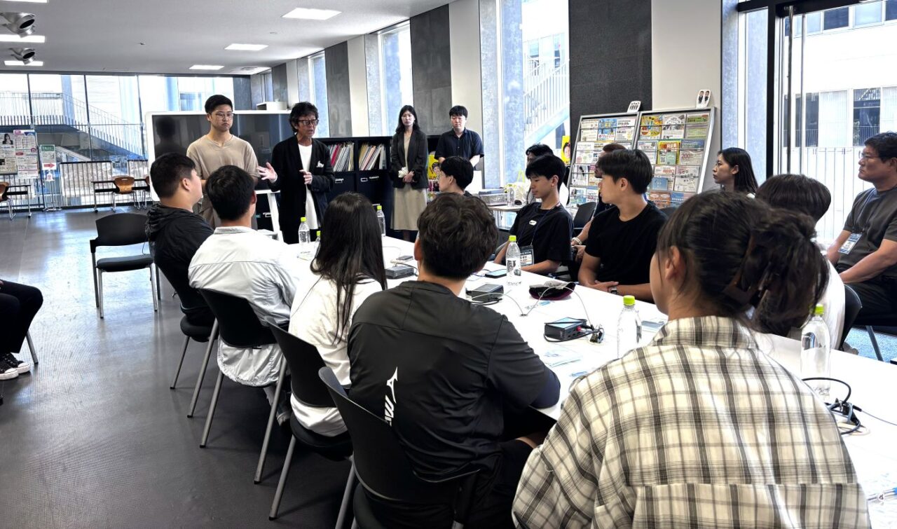 キャリア支援部で宮崎部長の説明を聞く韓国のアスリートら 【大阪体育大学】