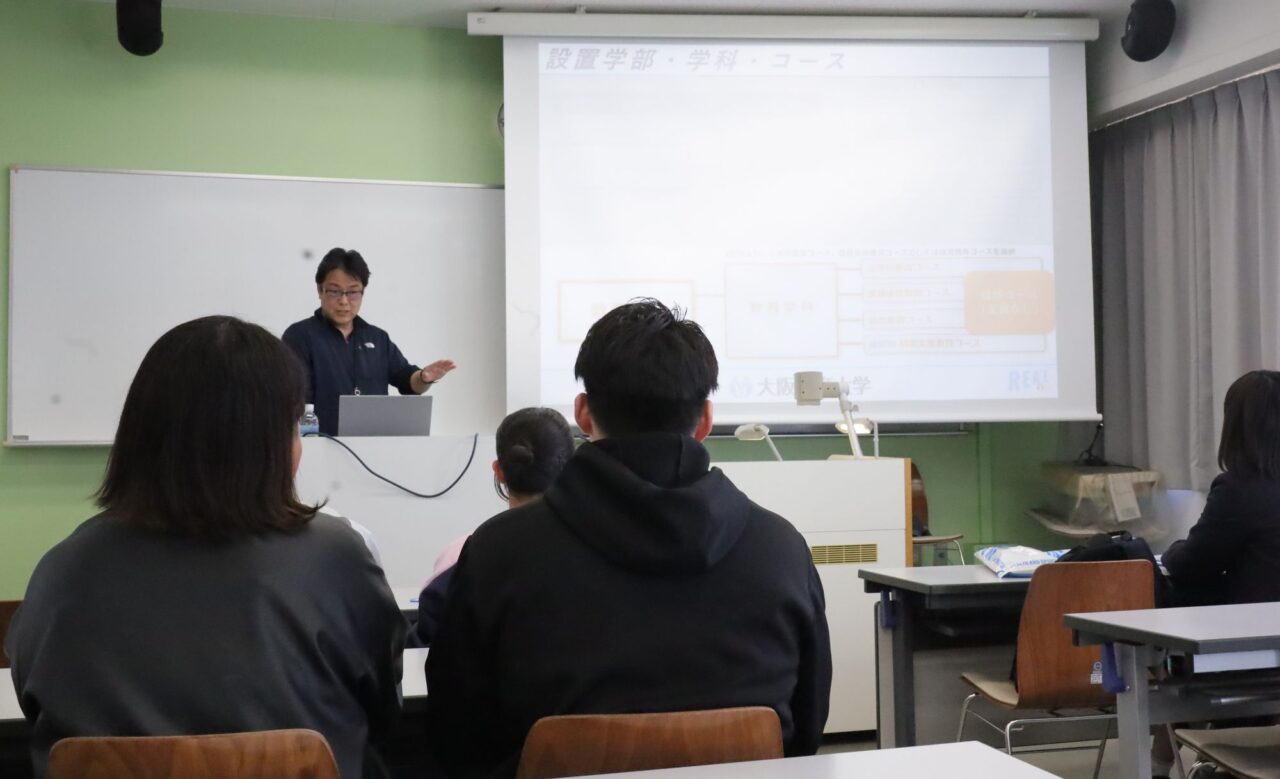 教育学部の特徴を説明する金子勝司学部長