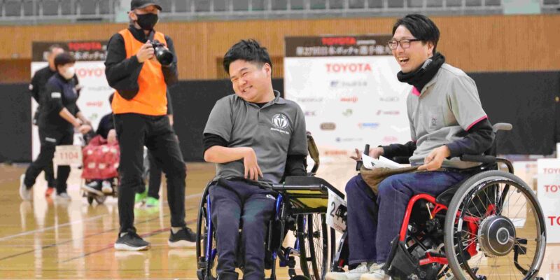 内田峻介（左）。準決勝で激戦を演じた高田信之（ＳＦＣ）と 笑顔で健闘を讃え合う【大阪体育大学】