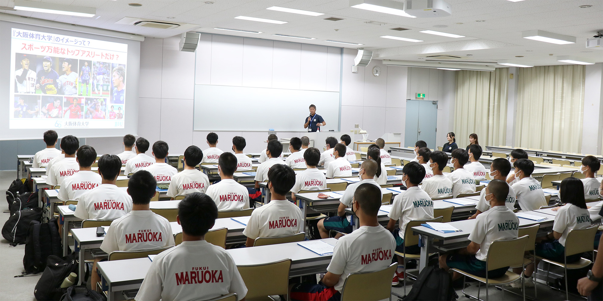 入試部のスタッフから大学概要説明を受ける