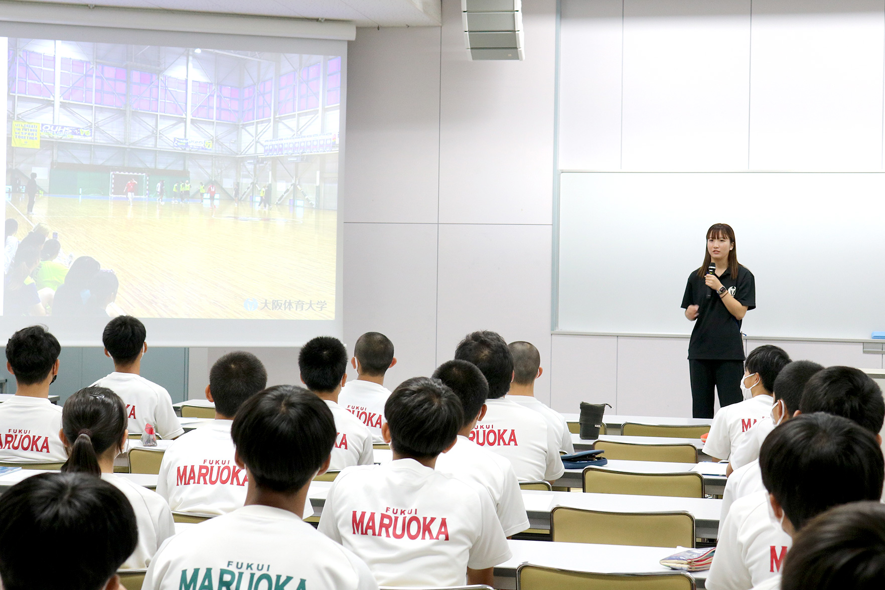 陽本千咲さん（スポーツ科学部2年）が大学生活について報告
