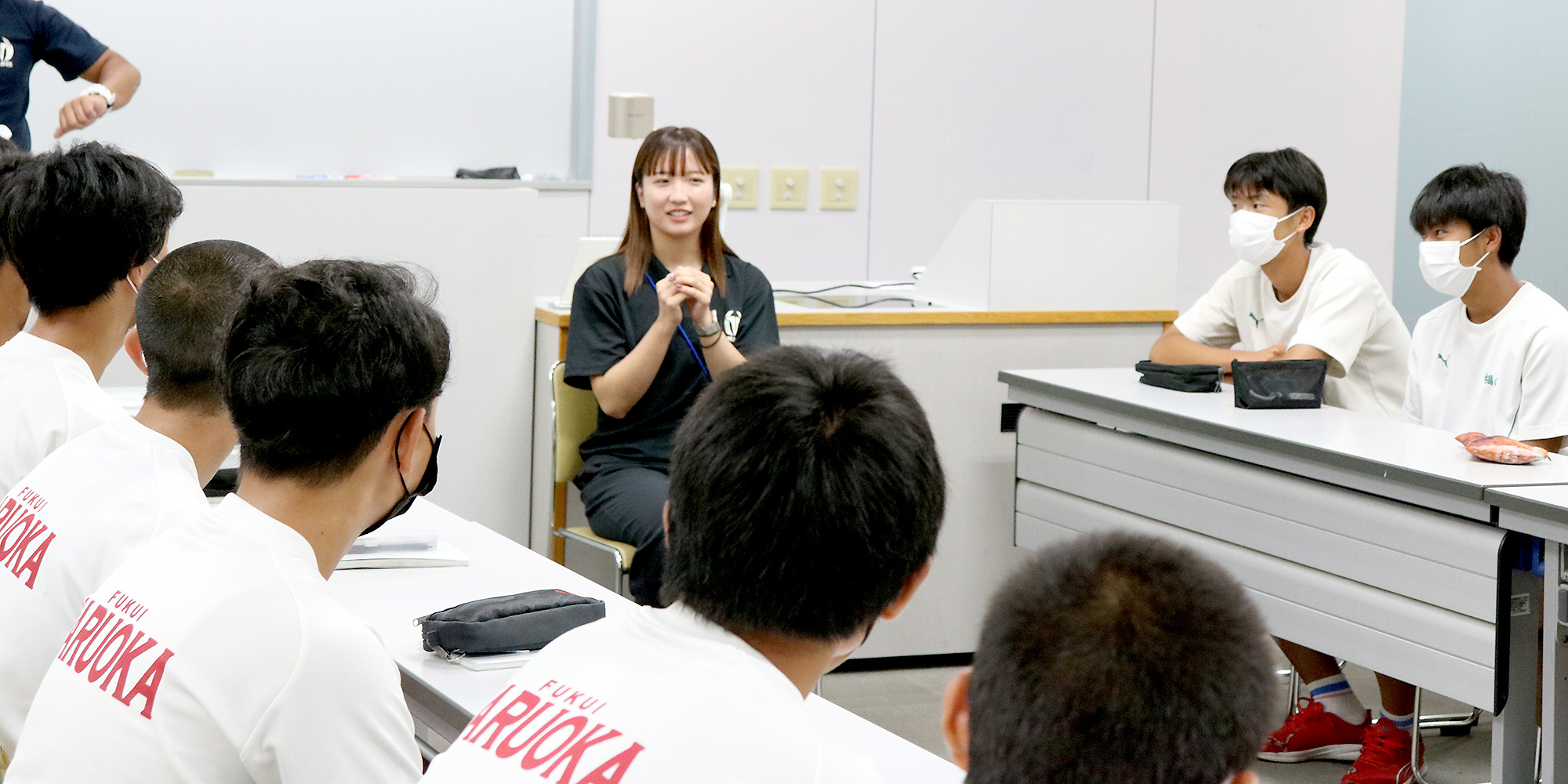 高校生と座談会で話す 陽本千咲さん（スポーツ科学部2年）