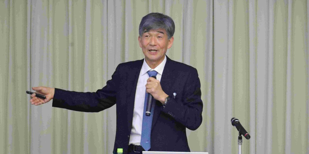 大阪体育大学で講演する、パリオリンピック日本選手団団長の尾縣貢さん
【大阪体育大学】