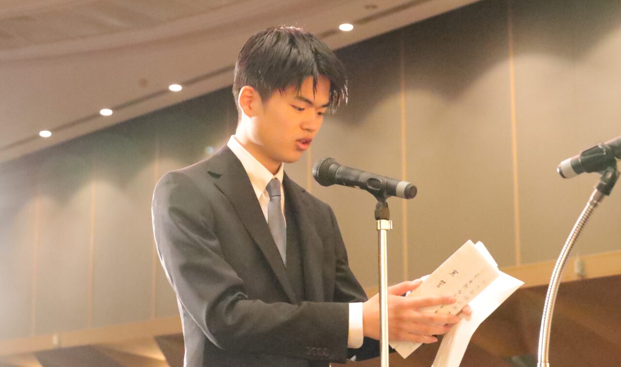 スポーツ科学部入学生を代表して宣誓する小川大翔さん 【大阪体育大学】