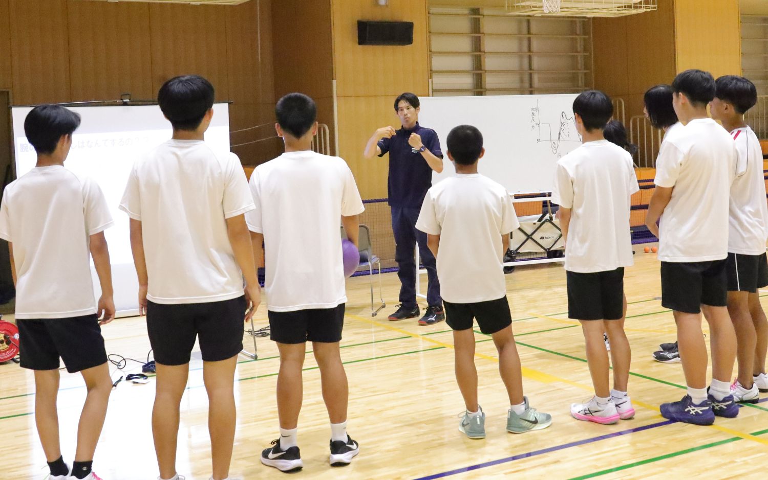 岡村修平講師。徳之島出身で同郷の後輩を歓迎した
【大阪体育大学】