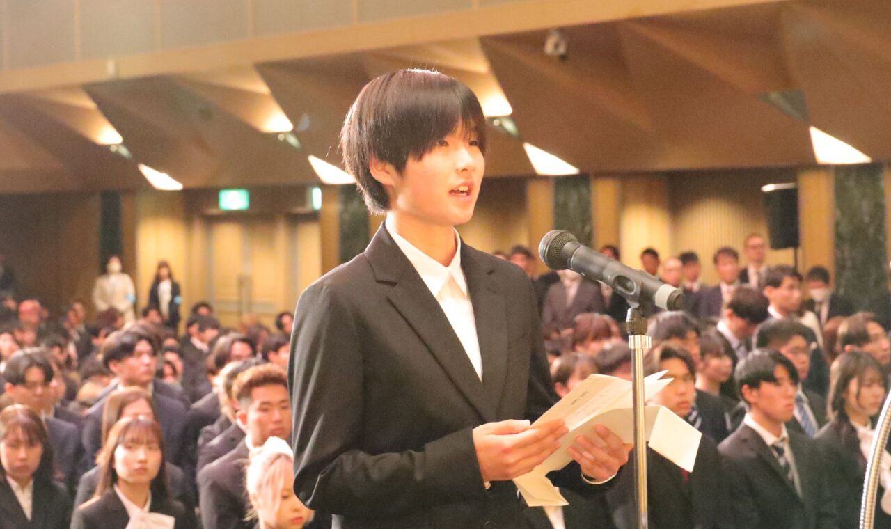 教育学部入学生を代表して宣誓する大山裕子さん 【大阪体育大学】