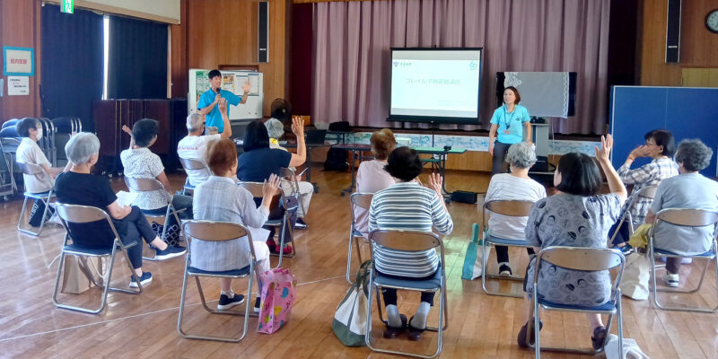フレイル予防教室で講義する前島研究室助手の小芝裕也さん