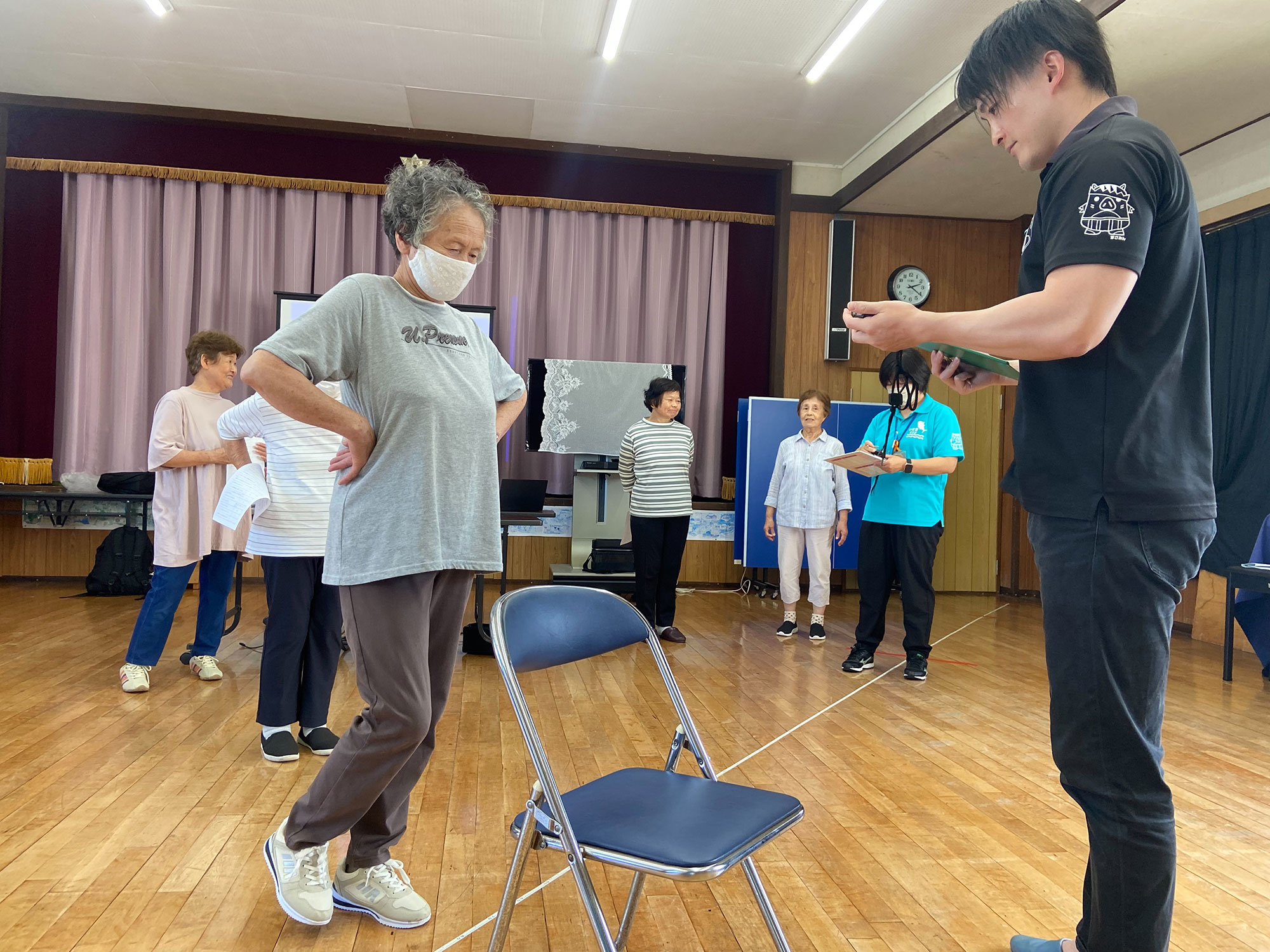 すさみ町役場のスタッフとともに参加者が体力測定する様子