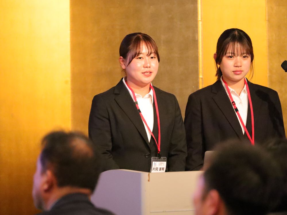 家村かなとさん（体育学部３年、兵庫・六甲アイランド高校、右）、片岡美琴さん（体育学部３年、名古屋経済大学市邨高校）。「ドローン映像を見ることで選手同士の前向きな議論につながり、選手主体の学びや気づきが生まれた」 【大阪体育大学】