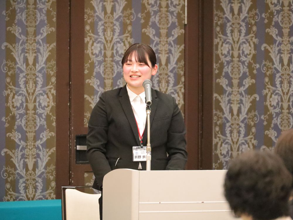 学生からの報告が終わると、クロストークセッションに。司会は折野歩菜さん（体育学部４年、兵庫・神戸龍谷高校）が務めた 【大阪体育大学】