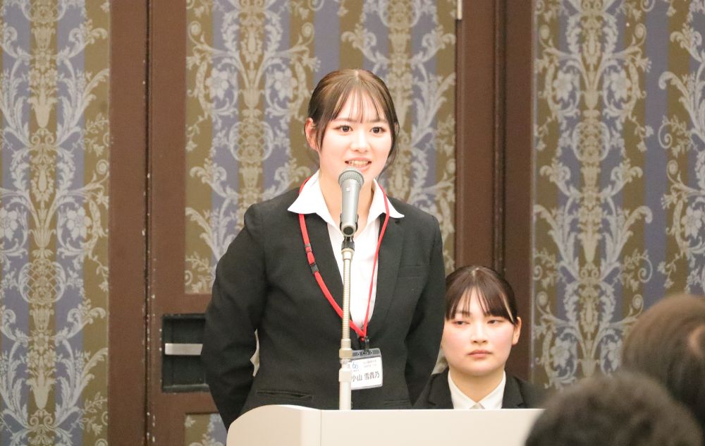 学生によるシンポジウム「スポーツ指導におけるＩＣＴ活用成果報告」で司会を務める小山雪貴乃さん（体育学部４年、兵庫・三田西陵高校） 【大阪体育大学】