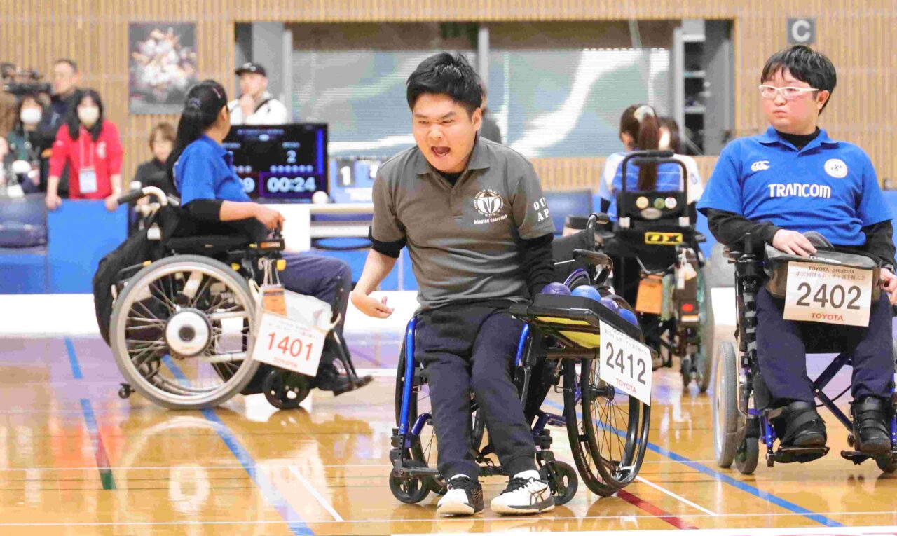 好ショットを決め、雄たけびをあげる 【大阪体育大学】