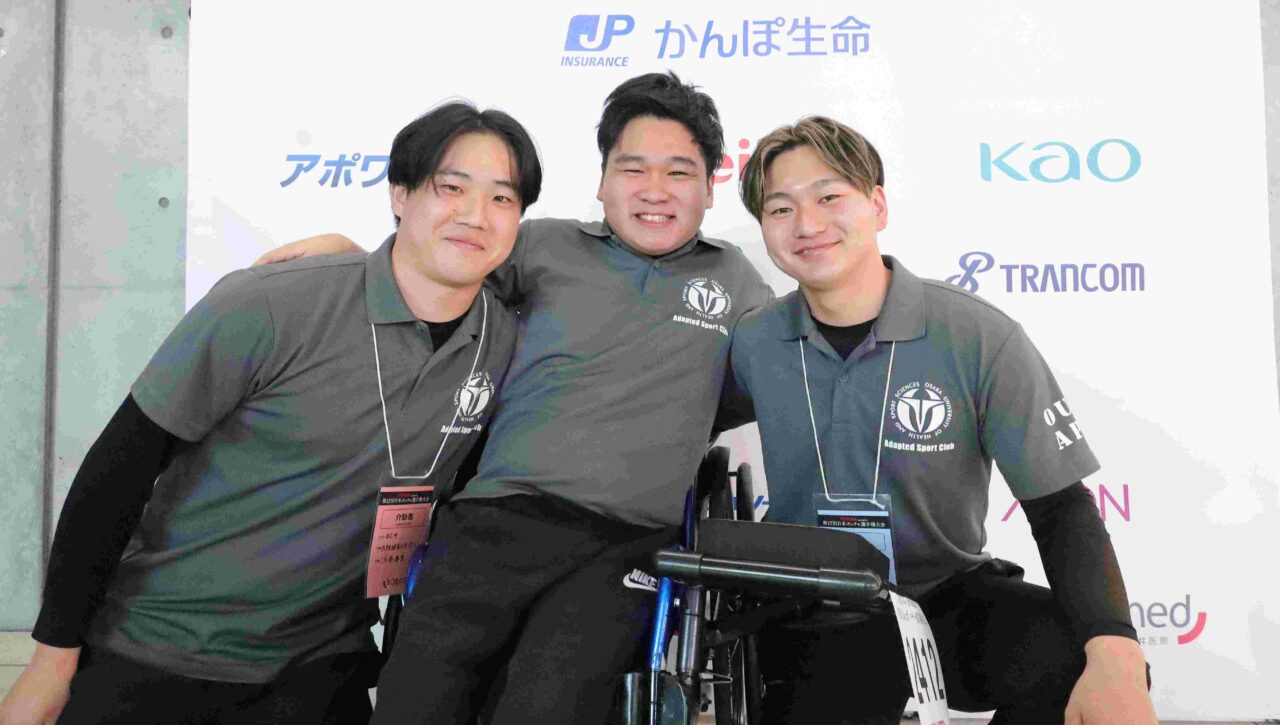 コーチを務めた河名奏哲さん（教育学部２年、山口・西京高校、左）、田中天晴さん（教育学部２年、和歌山・神島高校）と 【大阪体育大学】