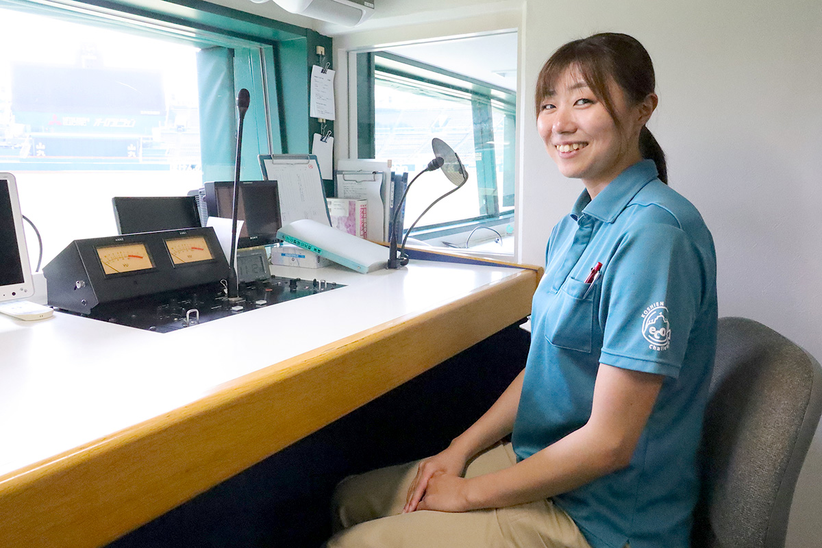 佐々胡桃さん。阪神甲子園球場バックネット裏の放送室で
