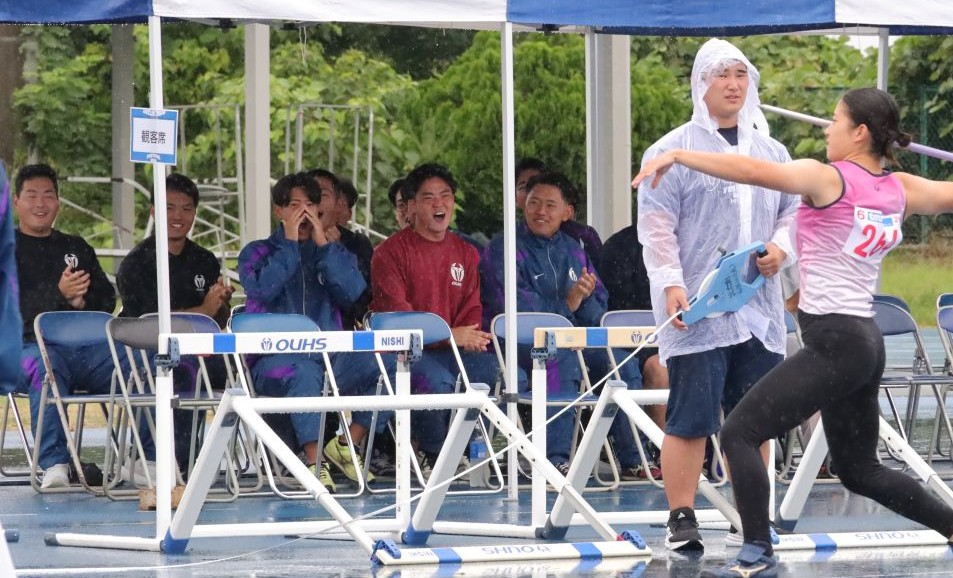 陸上競技部員らが手拍子や声援で選手を後押し 【大阪体育大学】