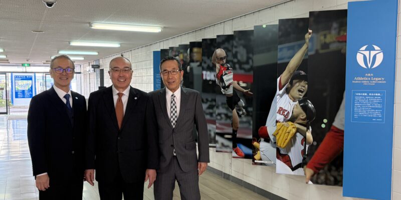 完成した大体大Athletics Legacy。神﨑浩学長（中央）、梅林薫スポーツ局長（右）、藤本淳也・開学60周年記念事業委員長 【大阪体育大学】