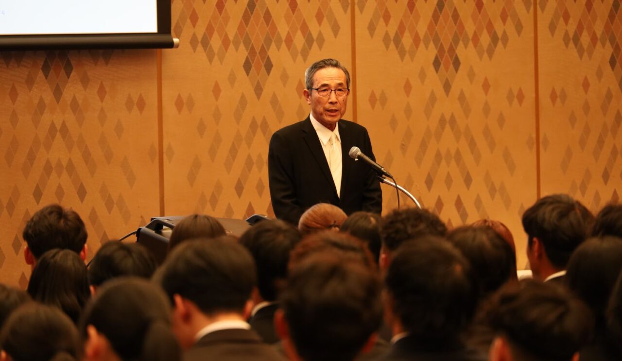 スポーツ局のオリエンテーションが行われ、DASHアスリート特別総合型選抜、スポーツ特別総合型選抜の入学生が受講した。スポーツ局はクラブの統括組織として全国に先駆けて設置された部局で、学生アスリートや指導者に対し科学的知見を活用した競技力向上支援や学生アスリートとして身につけるべき学修支援、けがや事故を防ぐための環境整備など、総合的なサポートを担っている。梅林薫スポーツ局長が「皆さんは、スポーツをする、見る、支える、全ての視点から注目されているという自覚を持ち、責任ある行動を心がけてほしい。この４年間で何をすべき？どう動く？何を達成する？を常に自問自答し、４年後には全く違う人間になってほしい」と語りかけた 【大阪体育大学】