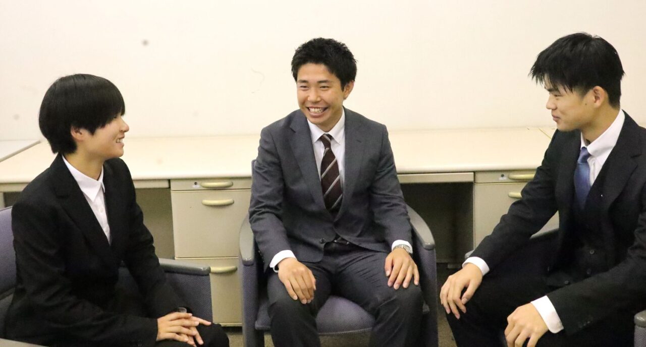 大学生活について語り合う３人。卒業生の宮崎さん（中）に入学生の２人が質問した 【大阪体育大学】